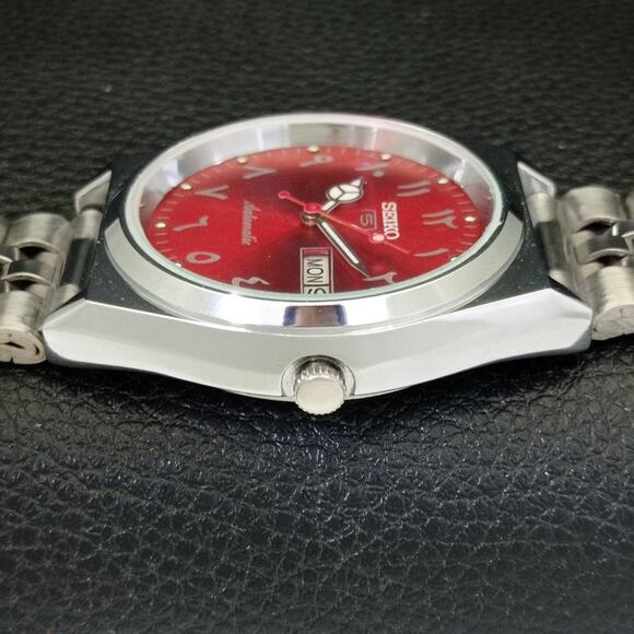 Vintage 1976 Seiko Automatic Mens Silver Watch W/daydate & Red accents - Picture 5 of 10
